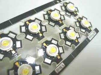 图说:led芯片大多利用芯片大型化、改善发光效率、采高取光效率封装,及大电流化达高亮度目标。